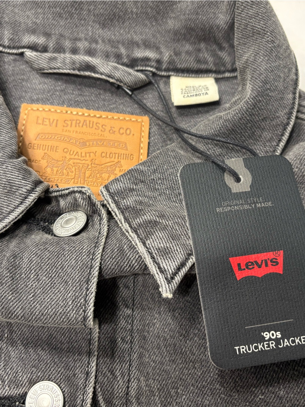Levi's Washed Black Denim 90s Trucker Jacket with Leather Patch NWT. Size Medium